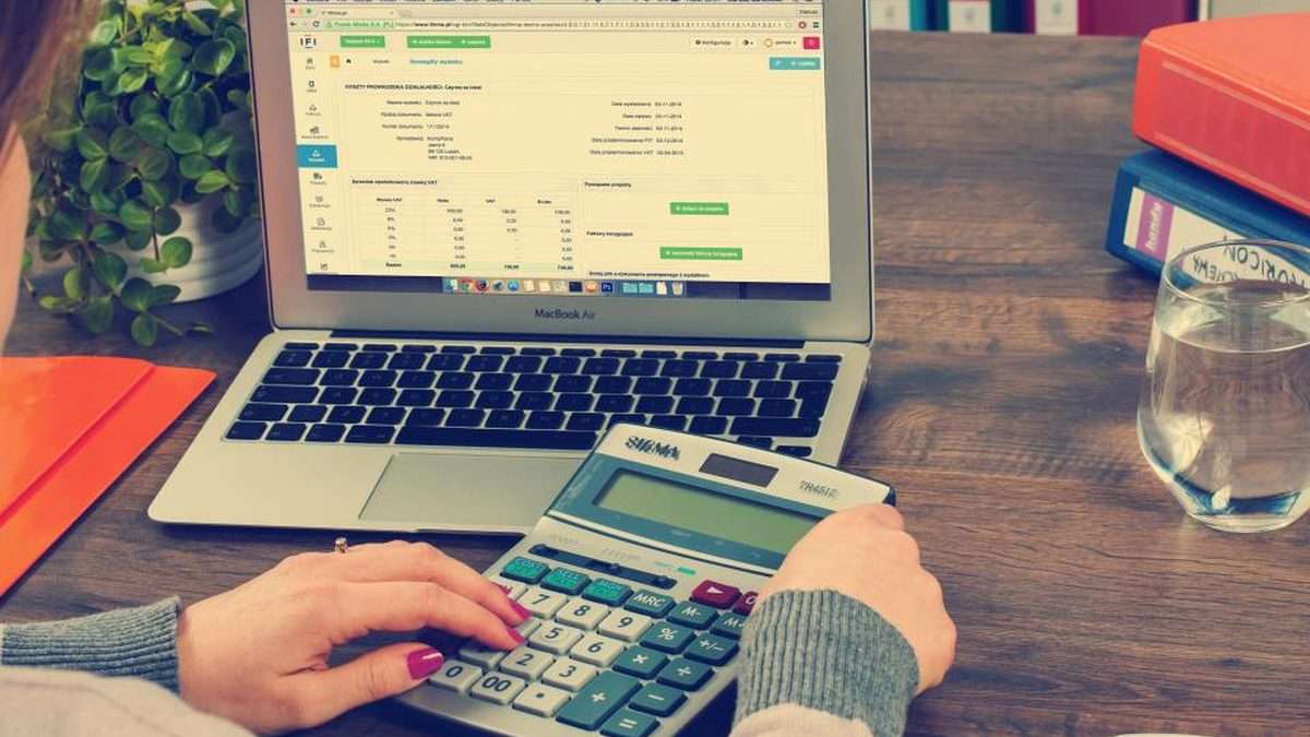חישוב מס רכישה על דירה להשקעה עם מחשבון ומחשב נייד